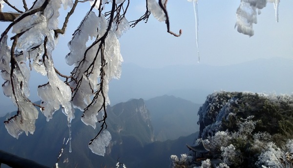 张家界天门山雪景惹得游人醉图片欣赏