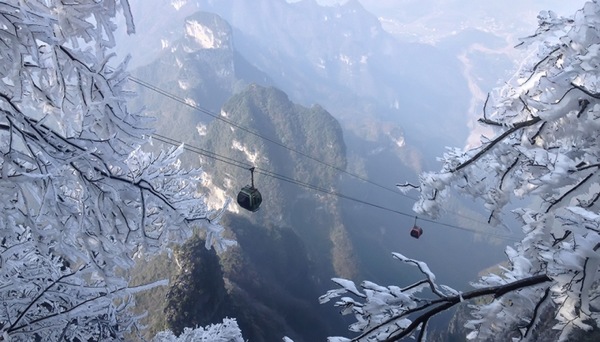 张家界天门山雪景惹得游人醉图片欣赏